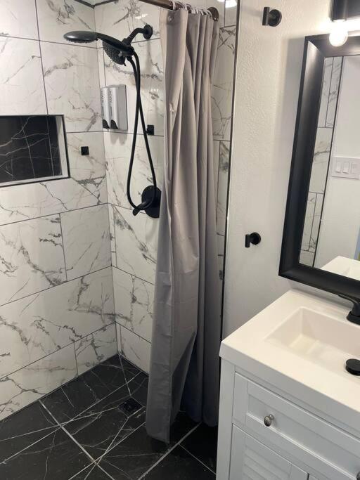 Your Tiny Downtown Home With Backyard Unit D فينيكس المظهر الخارجي الصورة